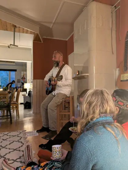 Jan Mikael performing one of his songs