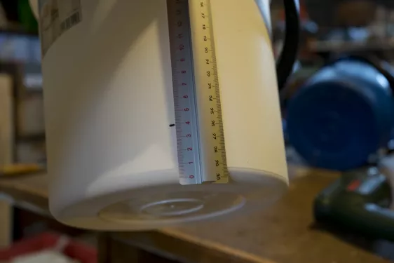 Measuring the distance in order to cut the bottom