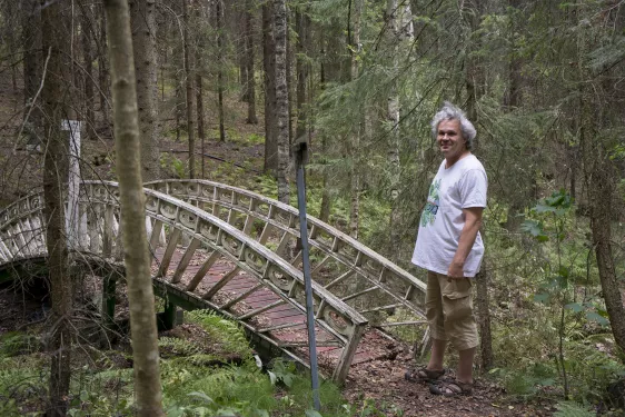 Illka in front of a bridge inside the forest