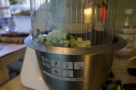 Chopping zucchini with a Bosch MUM