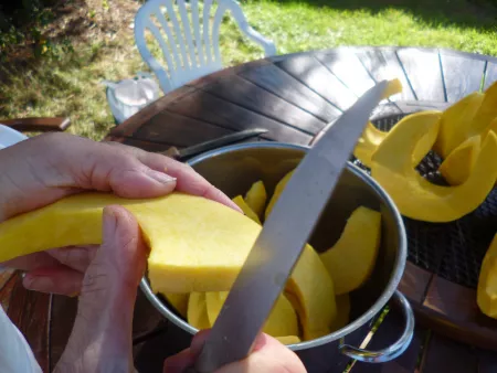 Cutting pumpkin to cubes